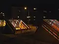 Drei Lichtschächte am westlichen Ausgang bei Nacht
