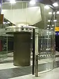 Ehemalige Drehtür am Bahnsteig
