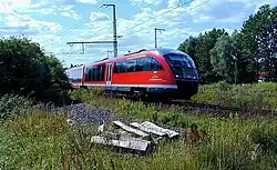 Triebzug der Baureihe 642 auf der Strecke von Rostock Seehafen