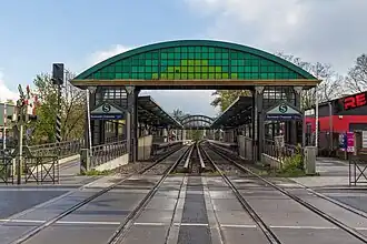 S-Bahnhof Buckower Chaussee mit dem 2022 abgebauten Torbogen, 2017