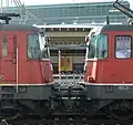 Stirnfron­ten der Re 4/4II der zwei­ten (links) und ers­ten Bau­serie (rechts) in Viel­fach­steue­rung