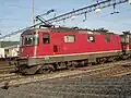 SBB Re 4/4II 11267 mit ro­tem An­strich, Kli­ma­an­la­ge, Schein­wer­fern und UIC-Ste­cker mit Trep­pe