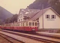 Stationsgebäude des Bahnhof Wasserauen mit Pendelzug (1975)