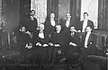 Erste Reihe von links: Seyyed Reza Mosavat, Werner Otto von Hentig, Hossein Gholi Khan Navab, Rudolf Nadolny; zweite Reihe von links: Mohammad Ali Dschamalzade, unknown, Vahid al-Molk Shybani, Hosein Taqizadeh