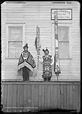 Zwei Tlingit-Männer, einer mit Chilkat-Überwurf, einer in Chilkat-Tunika, Sitka, ca. 1904, Foto von E.W. Merrill.