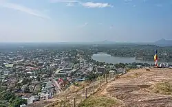 Aussicht auf die Stadt und den See vom Ethagala