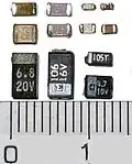 „Chip“, quaderförmige SMD-Chip-Bauform für Kondensatoren und Widerstände mit Lötanschlussflächen an den Seitenflächen des Gehäuses