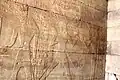 Kumma-Tempel: Chnum mit Widderkopf (links) and Tuthmosis III (Mitte) mit einem Kiebitz in der Hand, der sich auf Hathor (rechts) zubewegt