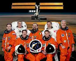 v.&nbsp;l.&nbsp;n.&nbsp;r. vorne sitzend: Kent Rominger, Jeffrey Ashby; hinten stehend: Juri Lontschakow, Scott Parazynski, Umberto Guidoni, Chris Hadfield, John Phillips