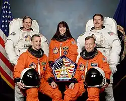 v.&nbsp;l.&nbsp;n.&nbsp;r. vorne sitzend: Charles Hobaugh, Steven Lindsey; hinten stehend: Michael Gernhardt, Janet Kavandi, James Reilly