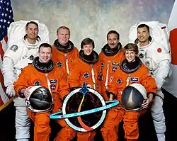 v. l. n. r. Vorne: James Kelly, Wendy Lawrence, Eileen Collins, Hinten: Stephen Robinson, Andrew Thomas, Charles Camarda, Noguchi Sōichi