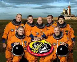 v.l.n.r Vorne: Gregory H. Johnson, Dominic Gorie; Hinten: Richard Linnehan, Robert Behnken, Garrett Reisman, Michael Foreman, Takao Doi