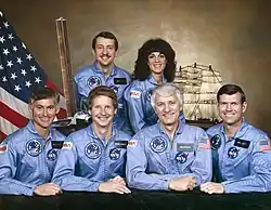 v. l. n. r. Vorne: Richard Mullane, Steven Hawley, Henry Hartsfield, Michael Coats; Hinten: Charles Walker, Judith Resnik