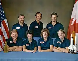 v. l. n. r. Vorne: Jon McBride, Sally Ride, Kathryn Sullivan, David Leestma; Hinten: Paul Scully-Power, Robert Crippen, Marc Garneau