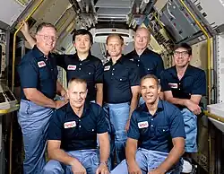 v. l. n. r. vorn: Robert Overmyer, Frederick Gregory, hinten: Don Lind, Taylor Wang, Norman Thagard, William Thornton, Lodewijk van den Berg