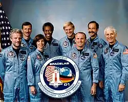 v.&nbsp;l.&nbsp;n.&nbsp;r. Vorne: Reinhard Furrer, Bonnie Dunbar, James Buchli, Henry Hartsfield; Hinten: Steven Nagel, Guion Bluford, Ernst Messerschmid, Wubbo Ockels