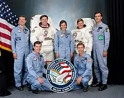 v. l. n. r. Vorne: Bryan O’Connor, Brewster Shaw Hinten: Charles Walker, Jerry Ross, Mary Cleave, Sherwood Spring, Rodolpho Neri Vela