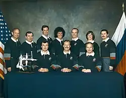 v. l. n. r. Vorne: Wladimir Deschurow, Robert Gibson, Anatoli Solowjow; Hinten: Norman Thagard, Gennadi Strekalow, Gregory Harbaugh, Ellen Baker, Charles Precourt, Bonnie Dunbar, Nikolai Budarin