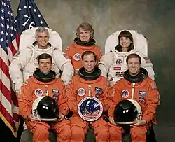 v.&nbsp;l.&nbsp;n.&nbsp;r. Vorne: Ronald Sega, Kevin Chilton, Richard Searfoss; Hinten: Michael Rich Clifford, Shannon Lucid, Linda Godwin