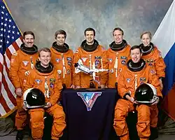 v. l. n. r. John Grunsfeld, Brent Jett, John Blaha, Jeffrey Wisoff, Jerry Linenger, Michael Baker, Marsha Ivins
