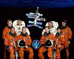 v. l. n. r. Vorne: Michael Bloomfield, James Wetherbee, Wendy Lawrence Hinten: Jean-Loup Chrétien, Scott Paraczynski, Wladimir Titow, Michael Foale