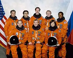 v. l. n. r. Vorne: Joe Edwards, Terrence Wilcutt, Bonnie Dunbar; Hinten: David Wolf, Salischan Scharipow, James Reilly, Andrew Thomas, Michael Anderson
