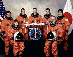 v. l. n. r. vorne: Pamela Melroy, Brian Duffy; hinten: Leroy Chiao, Michael López-Alegría, William S. McArthur, Peter Wisoff, Kōichi Wakata
