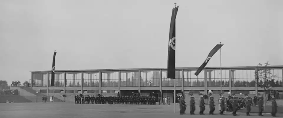 Stadionvorplatz (2. Vorplatz) mit Haupttribüne, bei der Stadion-Einweihung 1936