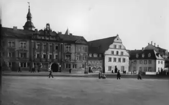 Bauschenhaus mit Bauschenturm, rechts Schranne, in Mitte Persiluhr. Vor 1944