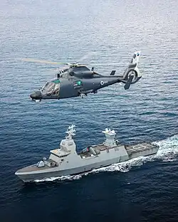 Eine AS 565 Atalef der 193. Staffel fliegt oberhalb ihrer Sa’ar-6-Korvette im Februar 2024