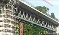 Neue, zweispurige Fachwerkbrücke; Sanierung der Bogenbrücken noch in Arbeit (Juli 2020)