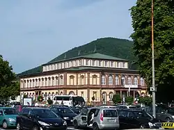 Südostansicht: Haupteingang rechts
