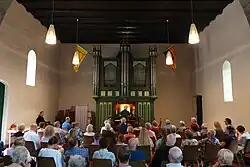 Inneres der Kapelle mit Blick zur Orgel