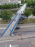 Alte Brücke mit dem im Rahmen des Baus der Stadtautobahn geschaffenem Verlängerungssteg (im Vordergrund)