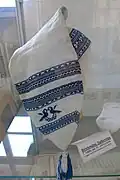 Gestrickte Männermütze aus weißem und blauem Garn mit Motiv „Vögel im Nest“, Saargau