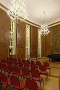 Foyer mit Nachkriegsvertäfelung und gestickten Wandbehängen