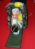 Geöffneter Notfallrucksack der französischen Armee