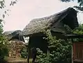 Pfahlbauten im Garten des Museums