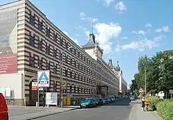Gesamtansicht von Hochbau Nord (vorn) und Hochbau West (hinten), Straßenfront Nonnenstraße