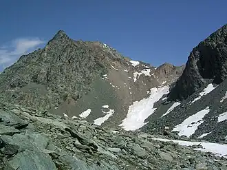 Säulkopf von Südosten. Der scheinbar höchste Punkt links ist die Säulspitze (3137 m), in der Mitte etwas zurückliegend der Säulkopf