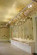 Der große Salon im Rokokostil mit Malereien bukolischer Szenen