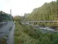 Die Brücke von Osten mit den Gleisen der Bahnlinie Reichenau-Disentis