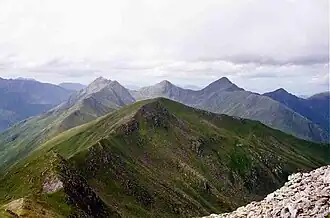 Der Sàileag vom östlich benachbarten Sgùrr a’ Bhealaich Dheirg aus gesehen, dahinter die Five Sisters of Kintail
