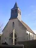 Kirchenfassade mit Kriegerdenkmal und Kreuz