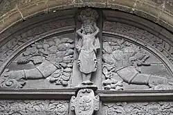 Hauptportal, rechte Seite, Lünette mit den Initialen MGLH