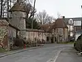 Außenmauern der ehemaligen Abtei mit dem sogenannten Kriegerturm