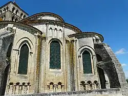 St-Jouin, Saint-Jouin-de-Marnes, Poitou: Chor­um­gang romanisch auf ein­fachen Rund­bögen, Kapellen 2.&nbsp;Hälfte 12.&nbsp;Jh., auf gelappten Rundbögen, gotische Fenster