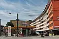 Die gekrümmte Fassade der Wohnhäuser reflektiert diejenige des Hotels