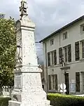 Rathaus (Mairie) und Gefallenendenkmal