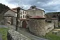 Befestigungsmauer mit Türmen, im Hintergrund die ehemalige Prioratskirche Saint-Jean-Baptiste
